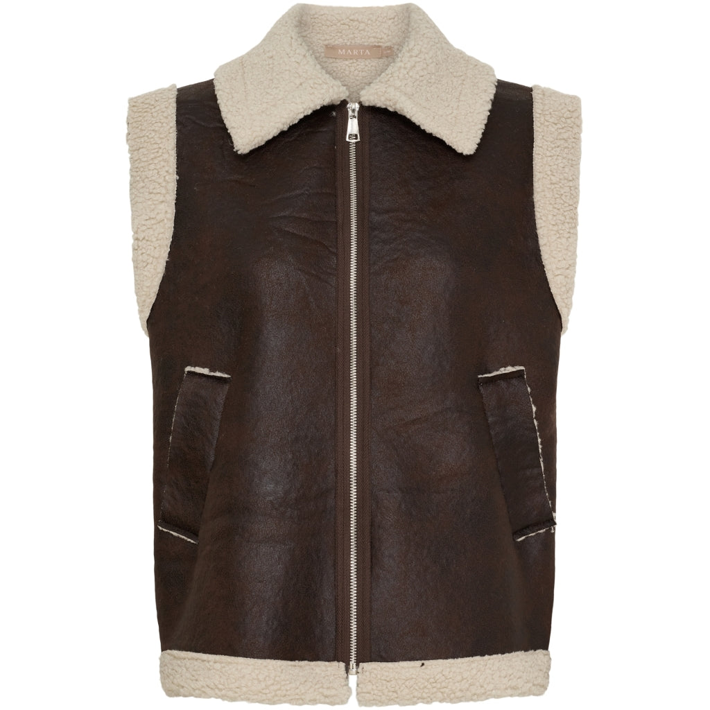 MARTA DU CHATEAU Marta du Chateau dam väst MdcValley 248347 Vest Moro15